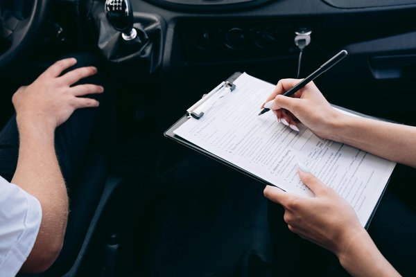 Comparer les assurances auto : astuces pour réduire vos coûts